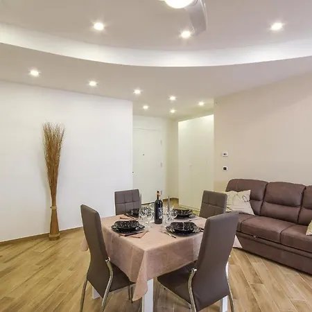 Apartamento Amazing In With Kitchen
